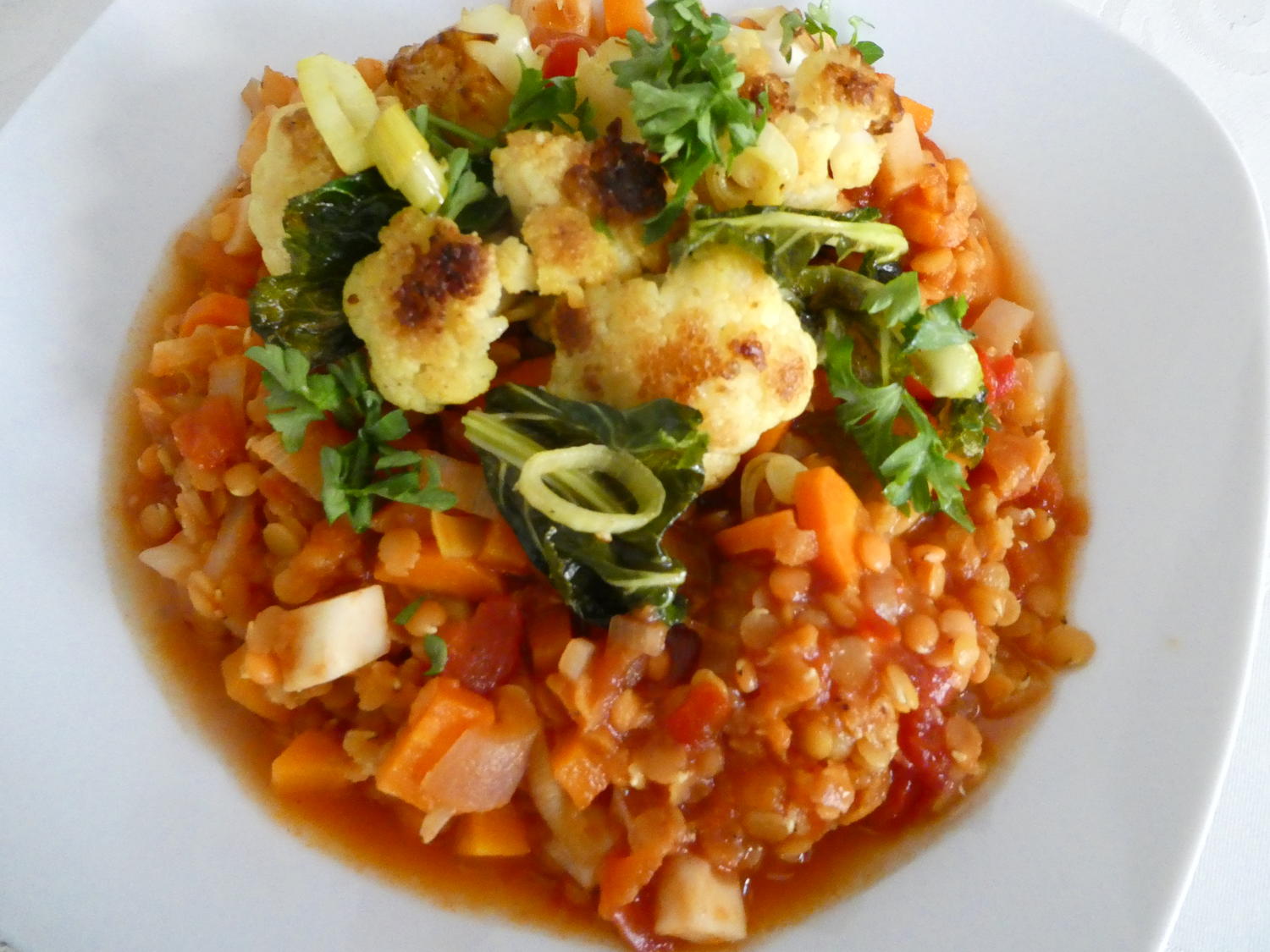 Linsen-Gemüse-Eintopf mit geröstetem Blumenkohl - Rezept - kochbar.de