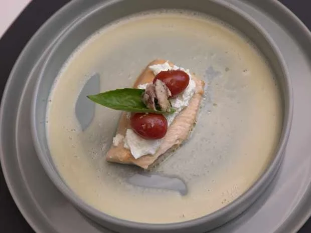 Bachsaibling Caprese  mit Burrata, Kirschtomaten und Sardinen - Rezept - Bild Nr. 2