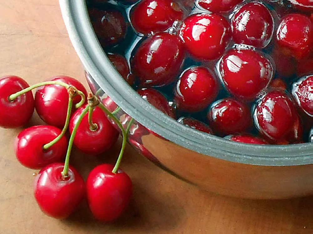 Trilogie von Crème de Cassis-Mousse - Vanilleparfait und Pfefferkirschen - Rezept - Bild Nr. 16091