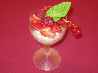 Rezept: Buttermilchmousse mit Früchten Buttermilchmousse mit Früchten - Rezept