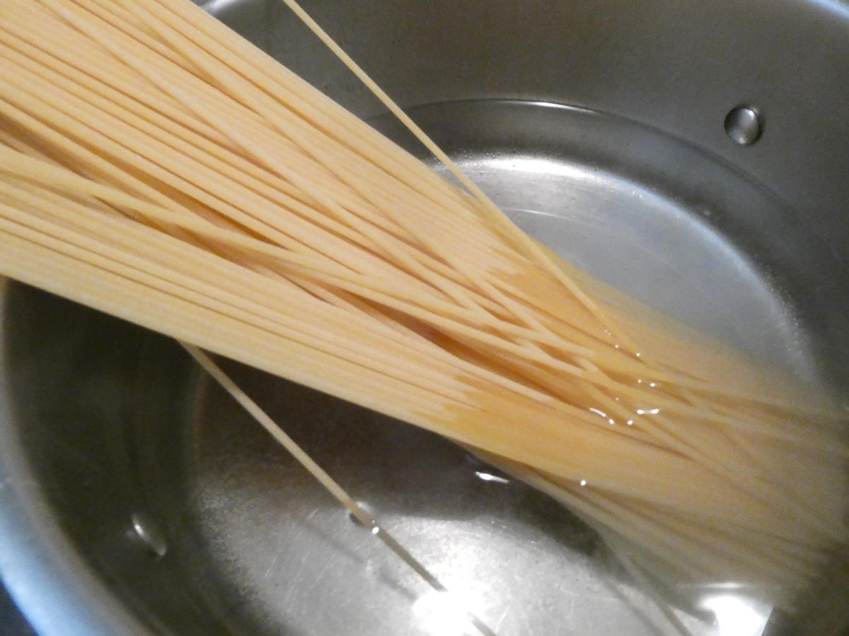 Spaghetti mit Salat-Mix-Walnuss-Pesto - Rezept - Bild Nr. 16100