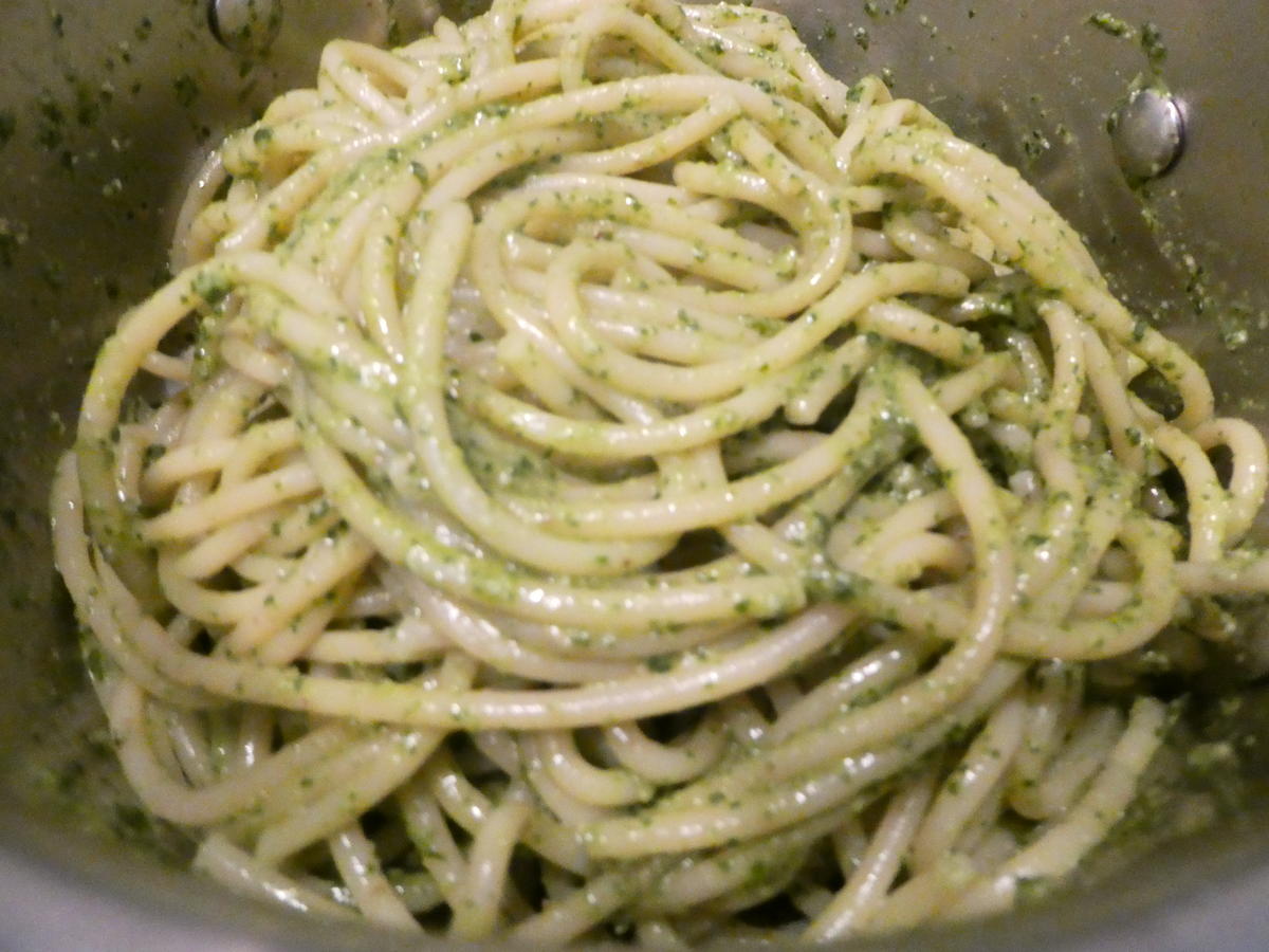Spaghetti mit Salat-Mix-Walnuss-Pesto - Rezept - Bild Nr. 16103