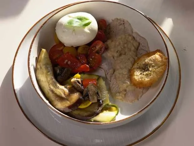 Rezept: Vitello tonnato mit Burrata-Tomatensalat und Gemüse Bild Nr. 16095 Vitello tonnato mit Burrata-Tomatensalat und Gemüse - Rezept - Bild Nr. 16095