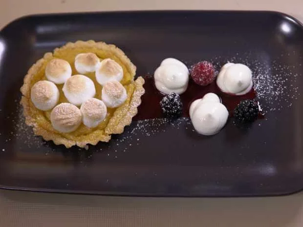 Zitronentartelette, Mascarponecreme, frische Beeren und Beerenspiegel - Rezept - Bild Nr. 2