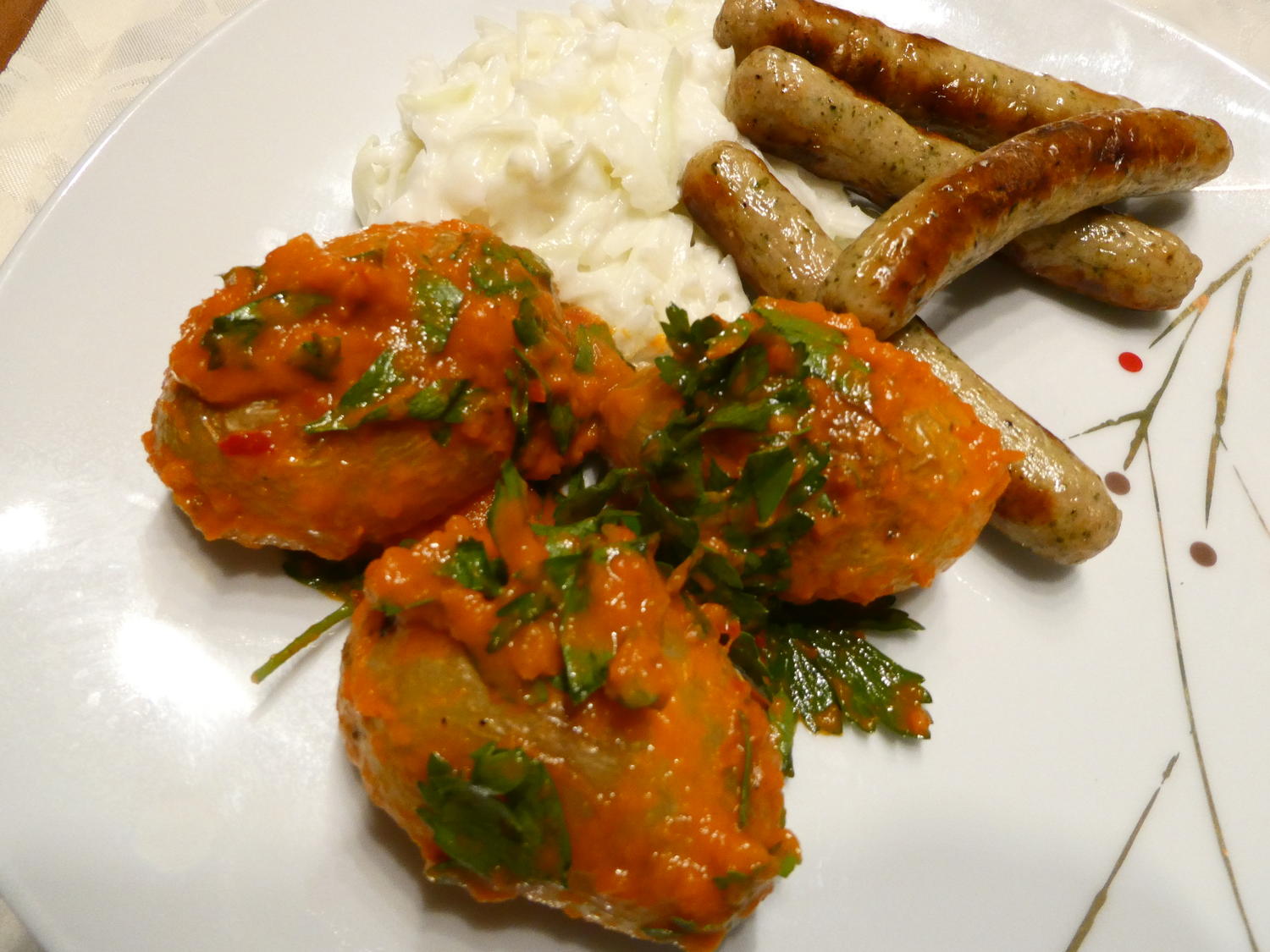 Ajvar-Kartoffeln mit Rostbratwürstchen und Krautsalat - Rezept - kochbar.de