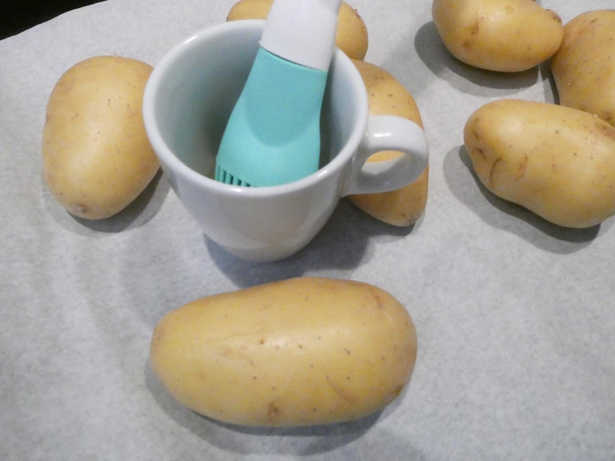 Ajvar-Kartoffeln mit Rostbratwürstchen und Krautsalat - Rezept - Bild Nr. 16096