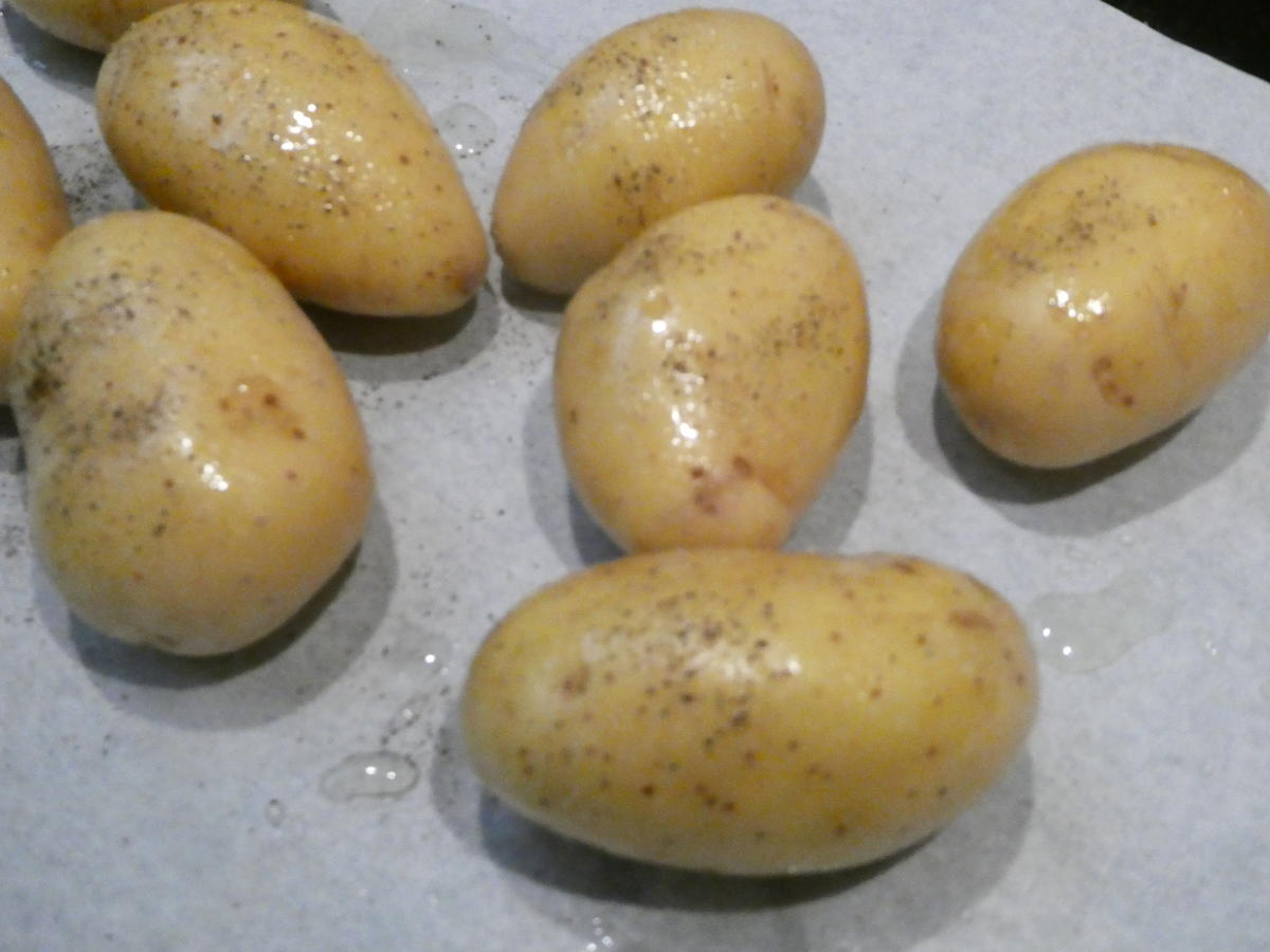 Ajvar-Kartoffeln mit Rostbratwürstchen und Krautsalat - Rezept - Bild Nr. 16097