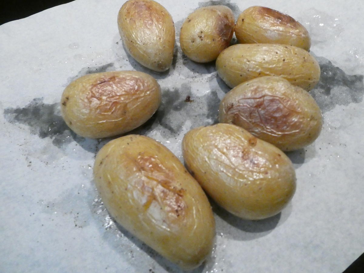 Ajvar-Kartoffeln mit Rostbratwürstchen und Krautsalat - Rezept - Bild Nr. 16101