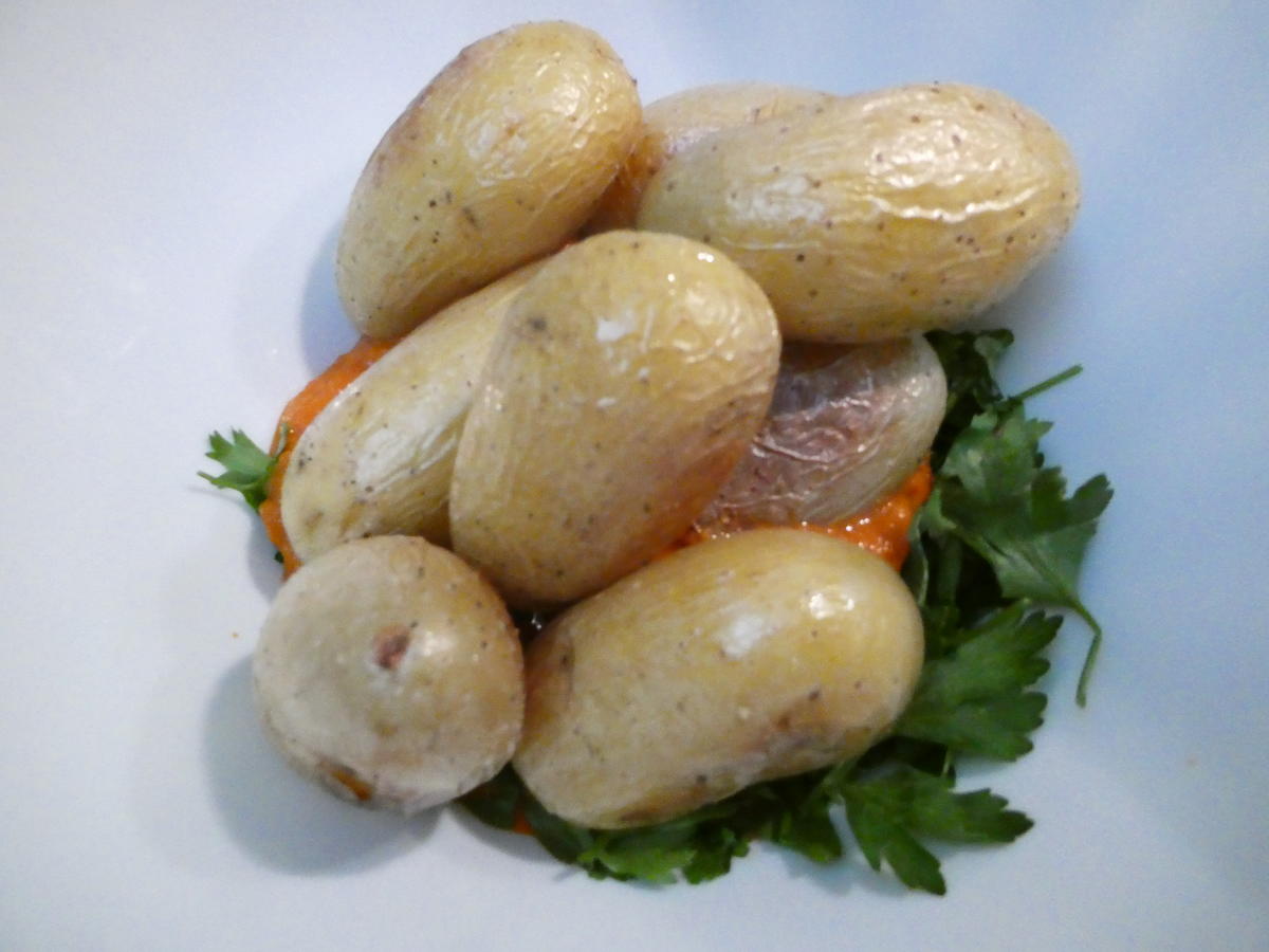Ajvar-Kartoffeln mit Rostbratwürstchen und Krautsalat - Rezept - Bild Nr. 16102