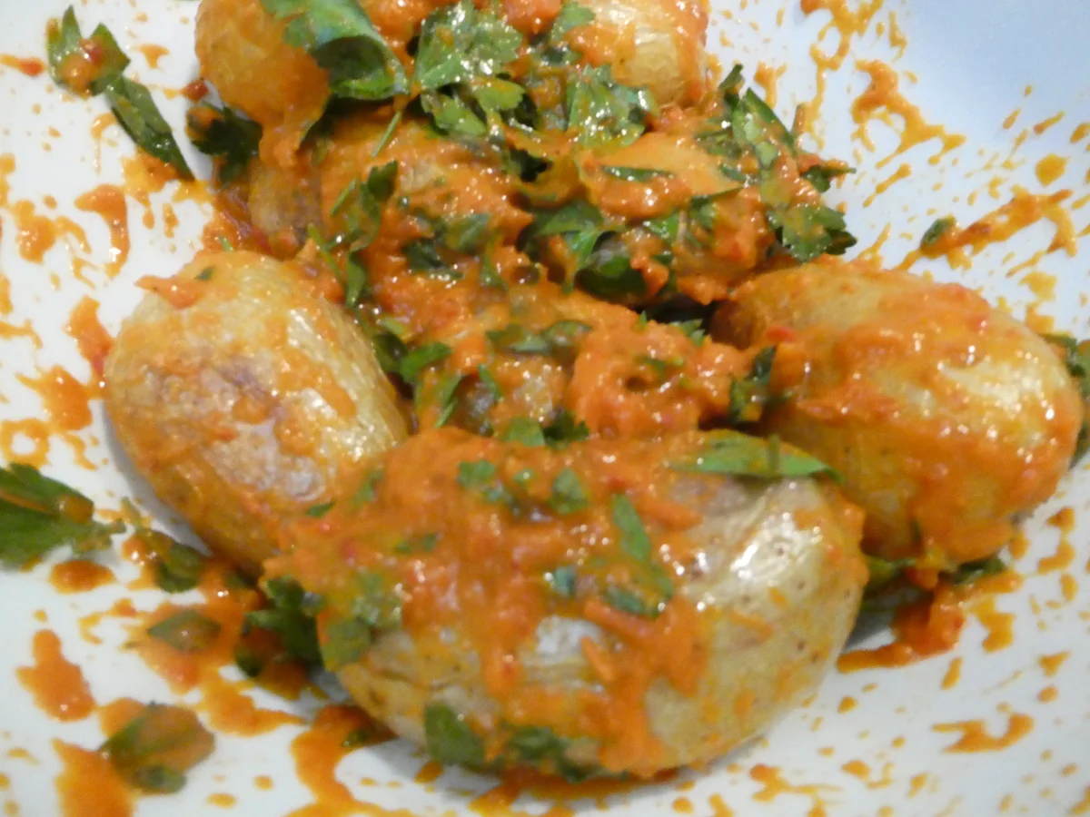 Ajvar-Kartoffeln mit Rostbratwürstchen und Krautsalat - Rezept - Bild Nr. 16103