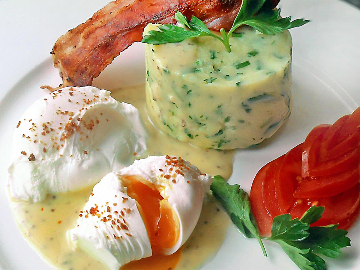 Pochierte Eier - Senfsauce - Petersilien-Kartoffelpüree und Bacon ...