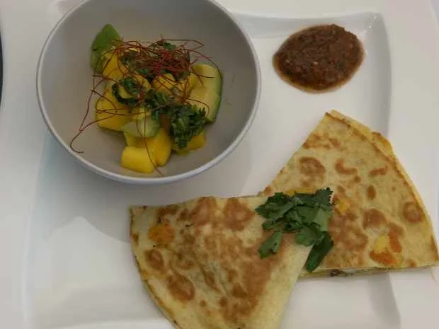 Mango-Avocado Salat und Quesadilla mit gegrilltem Hühnchen und Pilzen - Rezept - Bild Nr. 16095