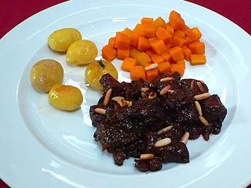 Wildschweinragout mit Pflaumen, Bratkartöffelchen und Kürbis-Chutney - Rezept