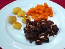 Wildschweinragout mit Pflaumen, Bratkartöffelchen und Kürbis-Chutney - Rezept
