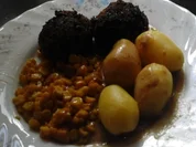 Koriander-Buletten mit pikanter Rahmsauce, Butter-mais und Pellkartoffel-Drillingen - Rezept - Bild Nr. 16095