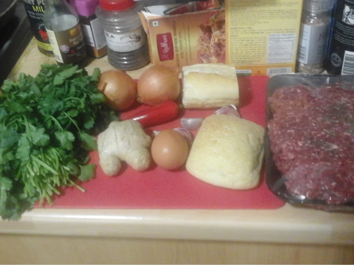 Rezept: Koriander-Buletten mit pikanter Rahmsauce, Butter-mais und Pellkartoffel-Drillingen Bild Nr. 16096 Koriander-Buletten mit pikanter Rahmsauce, Butter-mais und Pellkartoffel-Drillingen - Rezept - Bild Nr. 16096