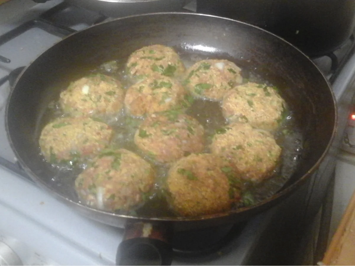 Rezept: Koriander-Buletten mit pikanter Rahmsauce, Butter-mais und Pellkartoffel-Drillingen Bild Nr. 16100 Koriander-Buletten mit pikanter Rahmsauce, Butter-mais und Pellkartoffel-Drillingen - Rezept - Bild Nr. 16100