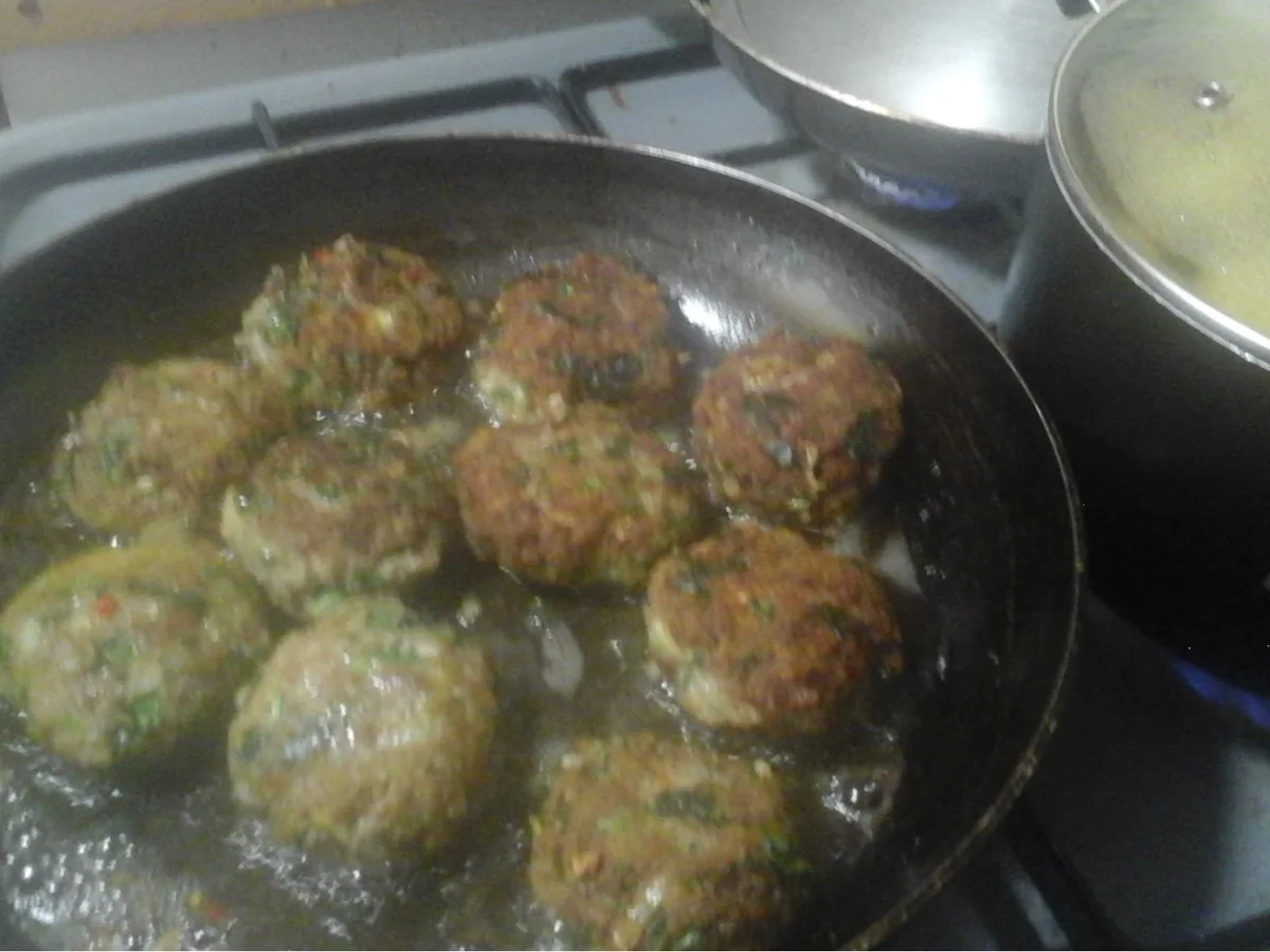 Rezept: Koriander-Buletten mit pikanter Rahmsauce, Butter-mais und Pellkartoffel-Drillingen Bild Nr. 16101 Koriander-Buletten mit pikanter Rahmsauce, Butter-mais und Pellkartoffel-Drillingen - Rezept - Bild Nr. 16101