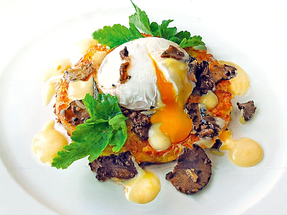 Pochiertes Ei auf Parmesan-Rösti - Trüffel in Portwein - Trüffelsahne - Rezept - Bild Nr. 16096