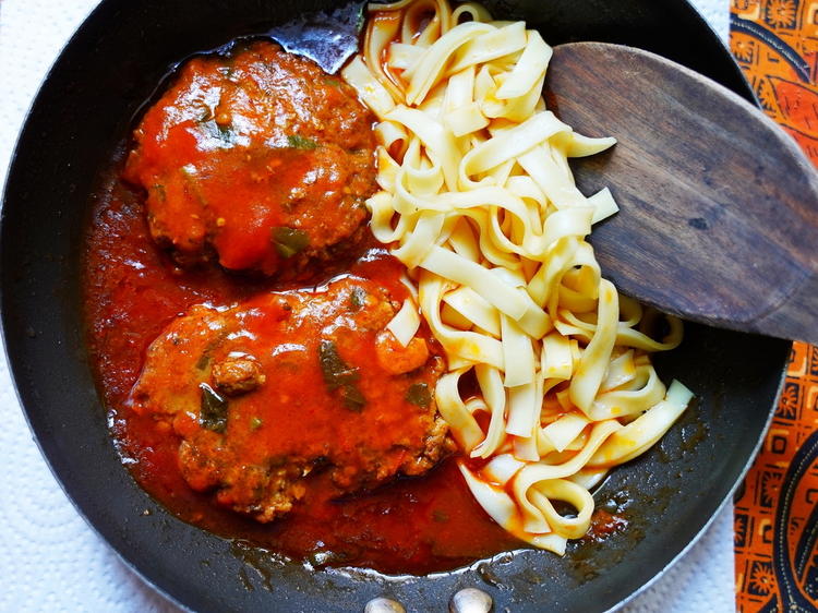 Rathauspfännchen mit saftige Frikadellen und breiten Nudeln - von Antareja