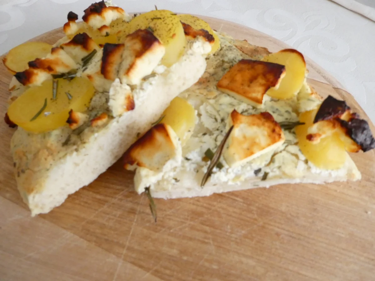 Kräuterfladen mit Kartoffeln -Schafskäse und Rosmarin - Rezept - Bild Nr. 16097