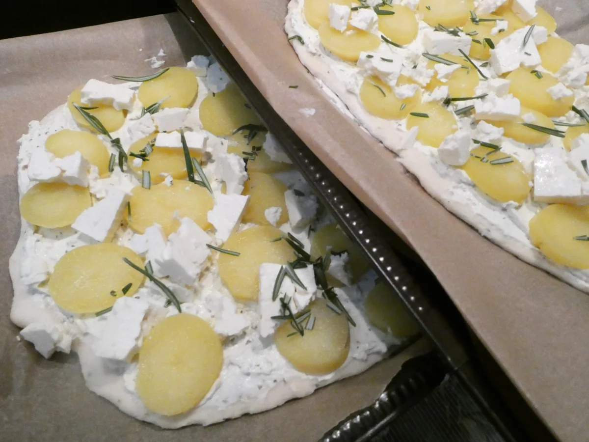 Kräuterfladen mit Kartoffeln -Schafskäse und Rosmarin - Rezept - Bild Nr. 16111