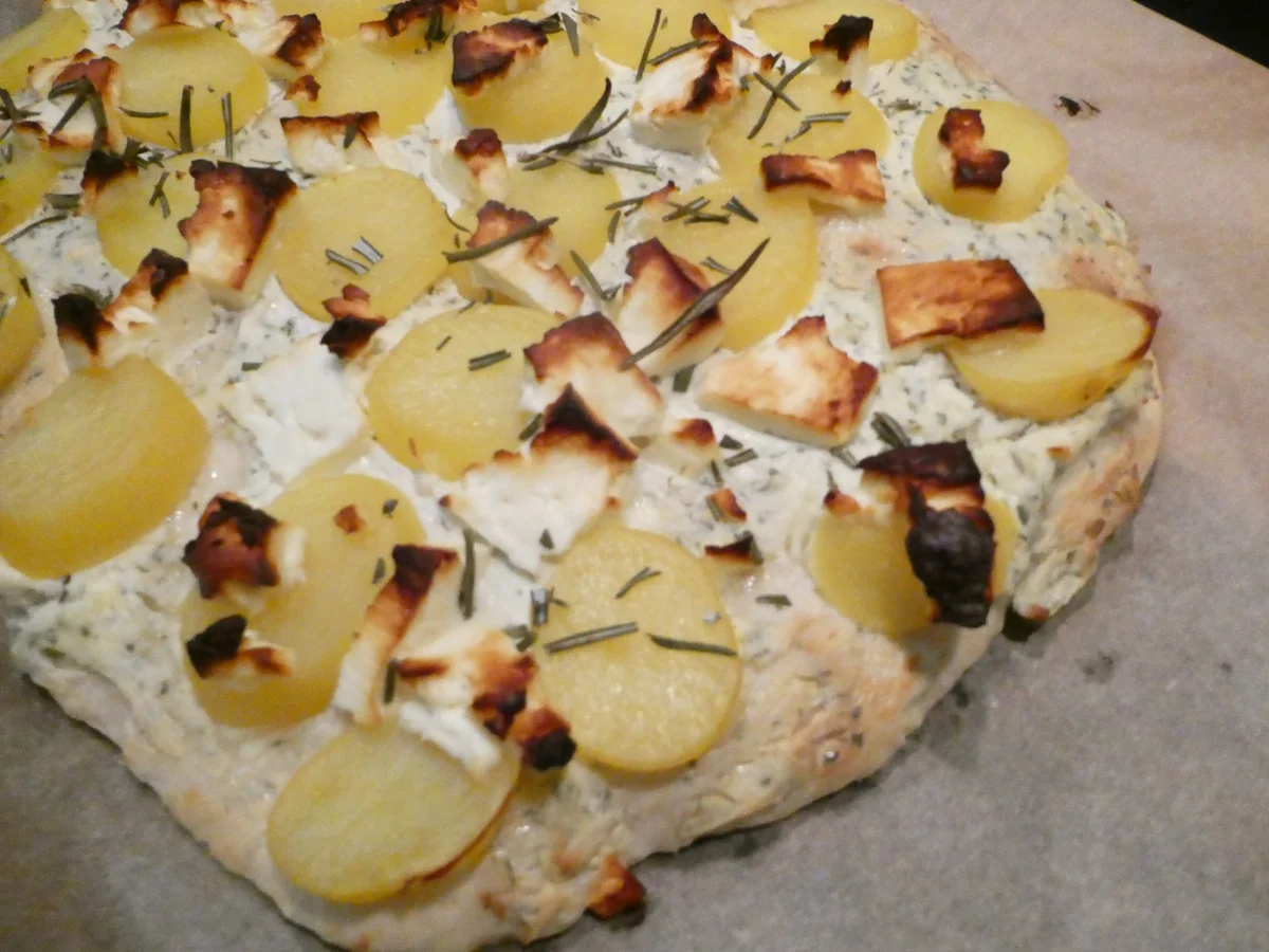 Kräuterfladen mit Kartoffeln -Schafskäse und Rosmarin - Rezept - Bild Nr. 16112