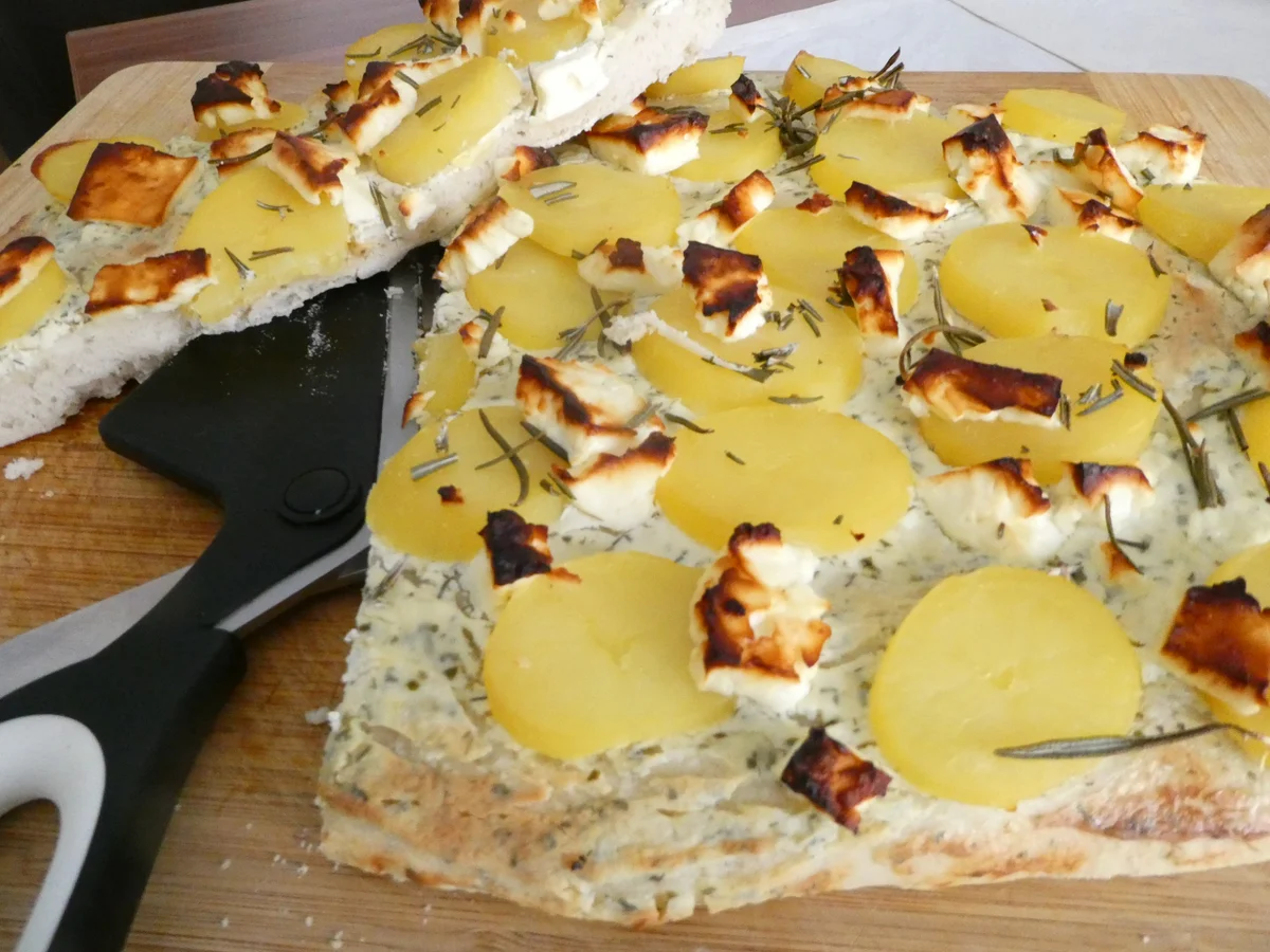 Kräuterfladen mit Kartoffeln -Schafskäse und Rosmarin - Rezept - Bild Nr. 16113