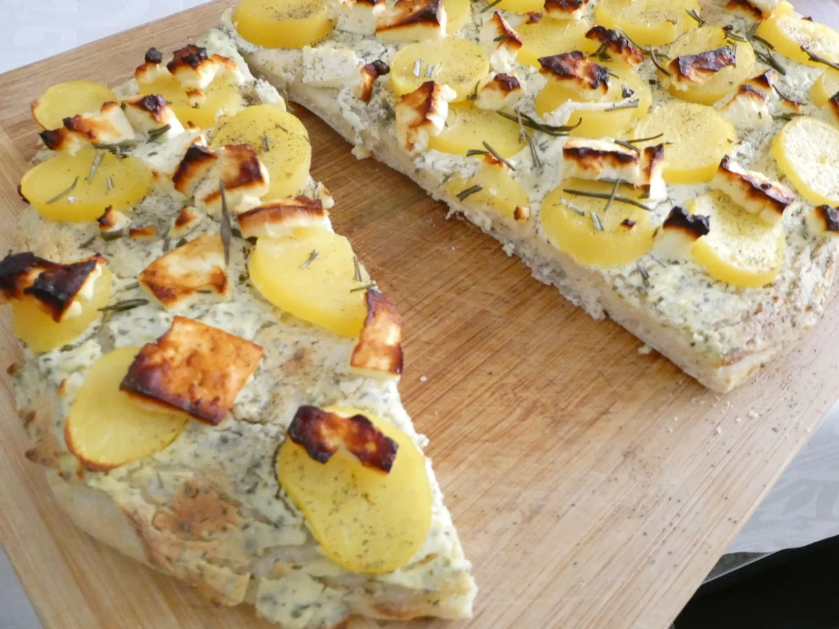 Kräuterfladen mit Kartoffeln -Schafskäse und Rosmarin - Rezept - Bild Nr. 16114