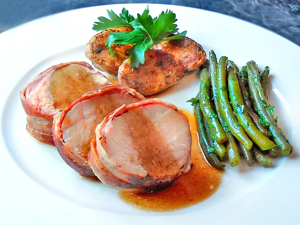 Schweinefilet mit Thymian im Bacon-Mantel - Rezept - Bild Nr. 16123