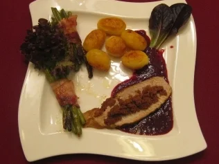 Schweineschinken mit Kirschsoße, Prinzessbohnn und Kartöffelchen - Rezept