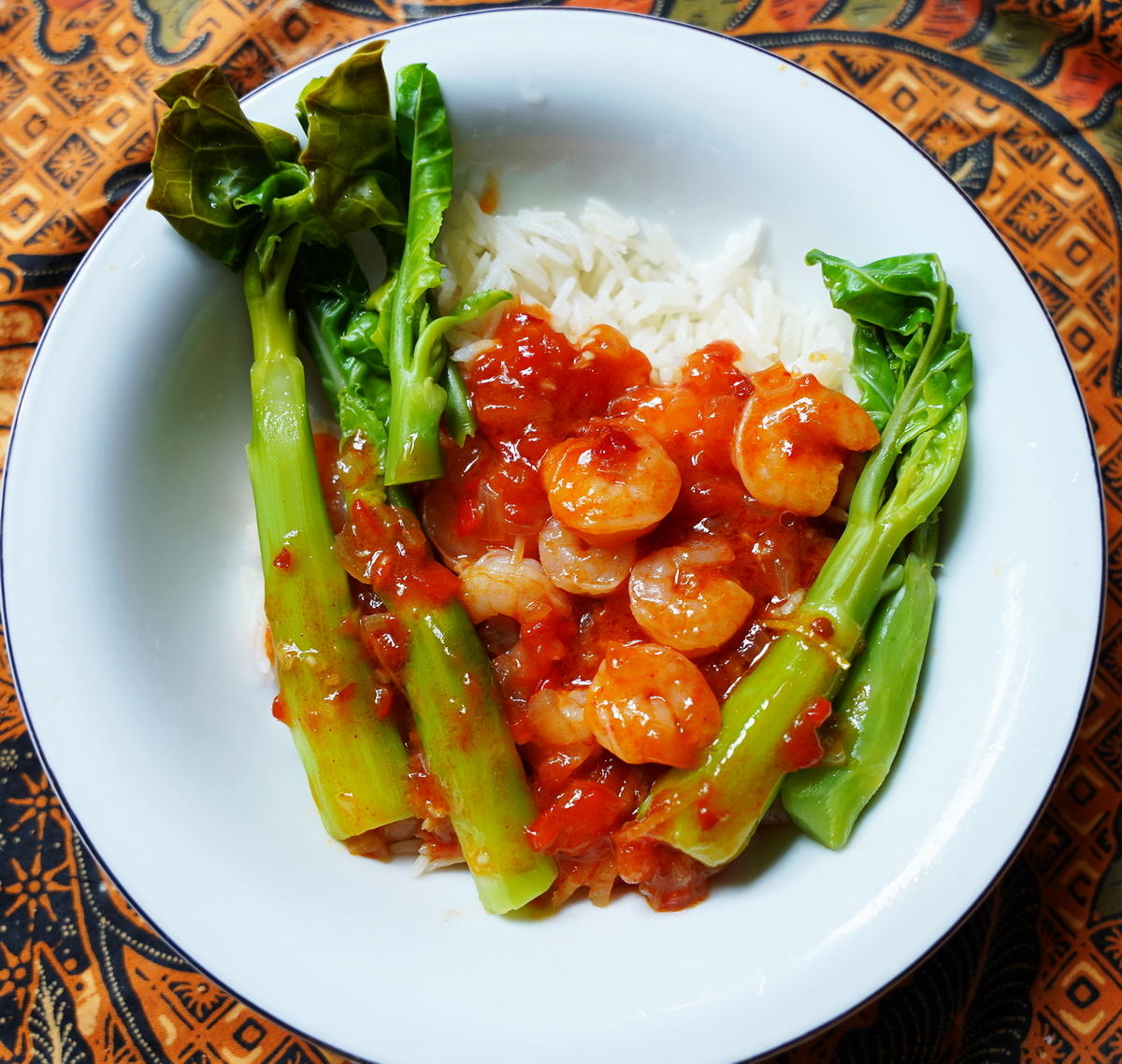Shrimps in Tomatensauce mit Kailan und Reis - Rezept - kochbar.de