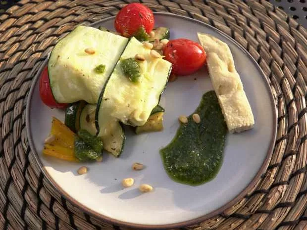 Mit Zucchini umwickelter Feta auf gegrilltem Gartengemüse - Rezept - Bild Nr. 16123