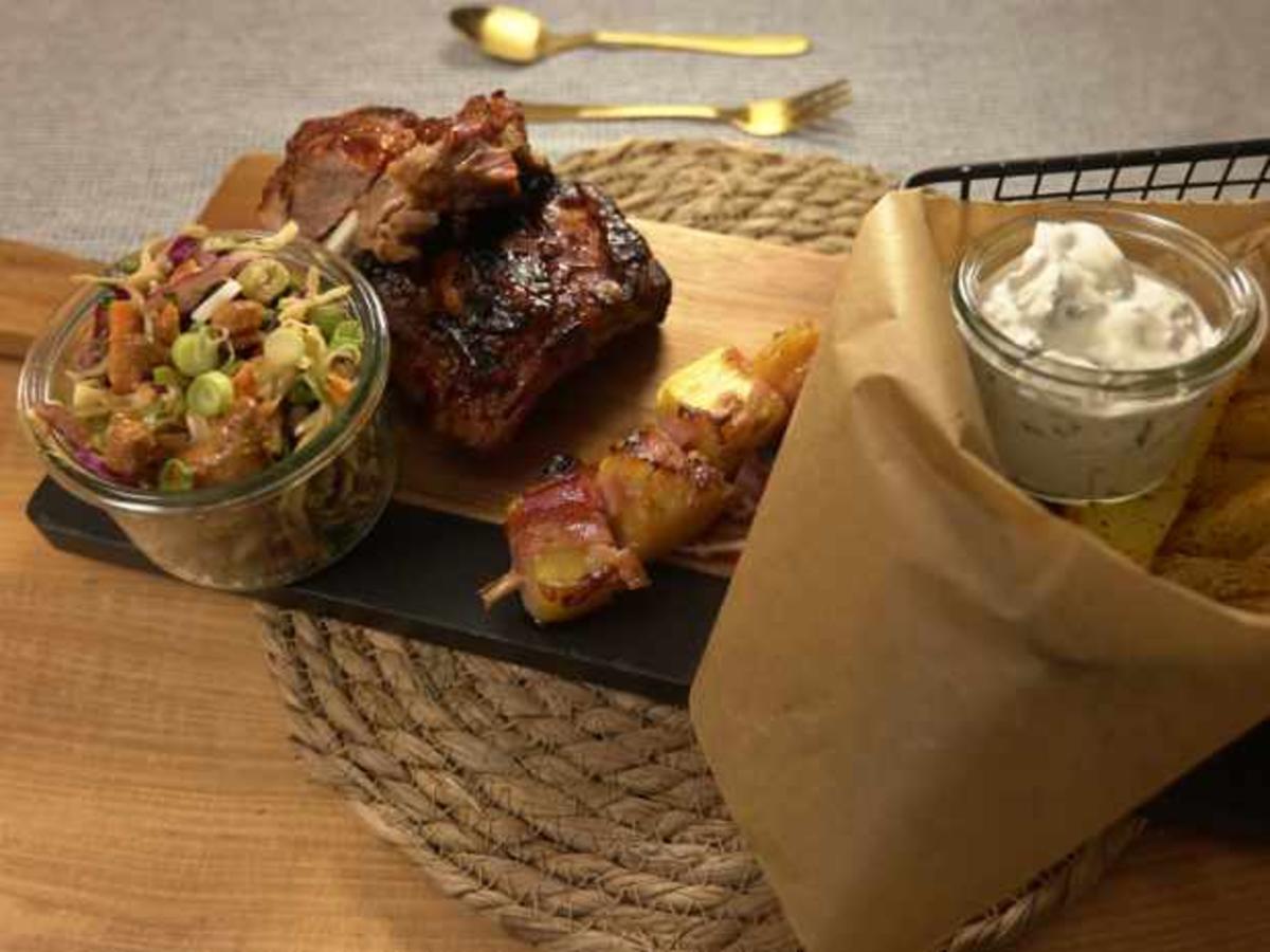 Rippchen mit Kartoffelecken, Coleslaw und Ananas in Speck - Rezept ...