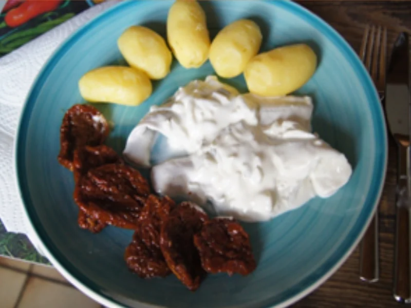 Rezept: Sahne-Heringsfilets mit getrockneten Tomaten und Pellkartoffel-Drillingen Bild Nr. 2 Sahne-Heringsfilets mit getrockneten Tomaten und Pellkartoffel-Drillingen - Rezept - Bild Nr. 2