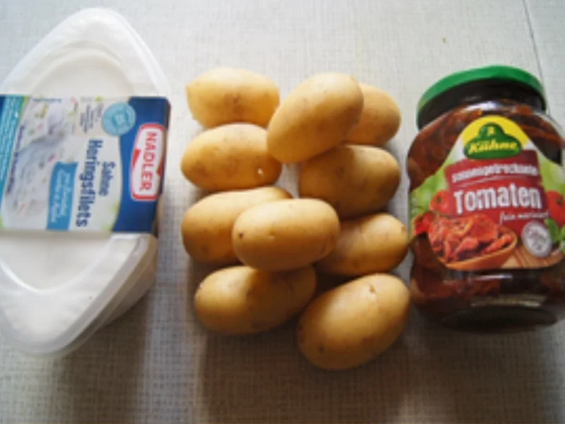 Rezept: Sahne-Heringsfilets mit getrockneten Tomaten und Pellkartoffel-Drillingen Bild Nr. 3 Sahne-Heringsfilets mit getrockneten Tomaten und Pellkartoffel-Drillingen - Rezept - Bild Nr. 3