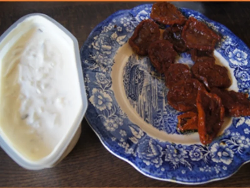 Rezept: Sahne-Heringsfilets mit getrockneten Tomaten und Pellkartoffel-Drillingen Bild Nr. 4 Sahne-Heringsfilets mit getrockneten Tomaten und Pellkartoffel-Drillingen - Rezept - Bild Nr. 4