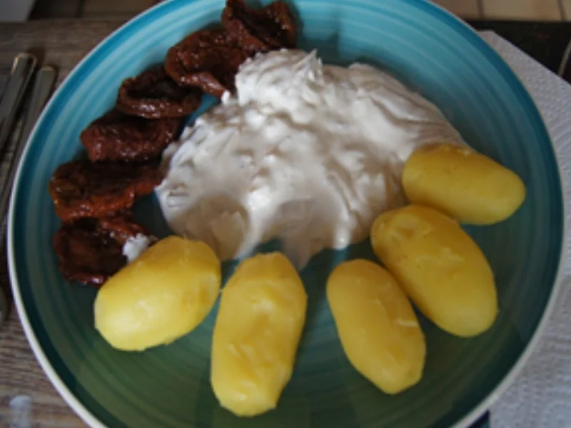 Rezept: Sahne-Heringsfilets mit getrockneten Tomaten und Pellkartoffel-Drillingen Bild Nr. 5 Sahne-Heringsfilets mit getrockneten Tomaten und Pellkartoffel-Drillingen - Rezept - Bild Nr. 5