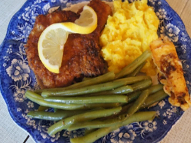 Stielkotelett in Knusperpanade mit Buschbohnen und Kartoffelstampf - Rezept - Bild Nr. 2