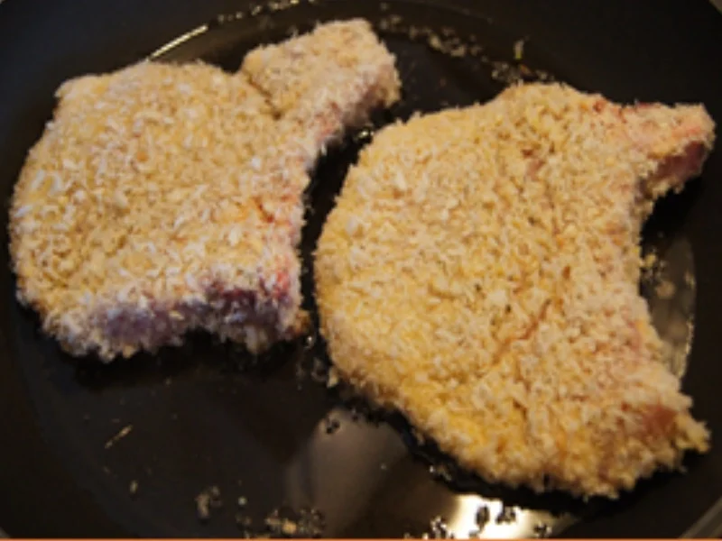 Stielkotelett in Knusperpanade mit Buschbohnen und Kartoffelstampf - Rezept - Bild Nr. 5