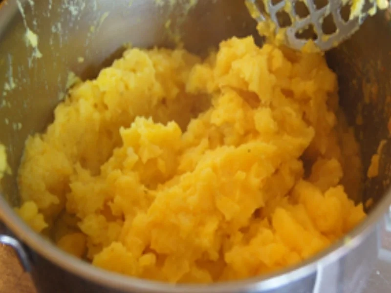 Stielkotelett in Knusperpanade mit Buschbohnen und Kartoffelstampf - Rezept - Bild Nr. 12