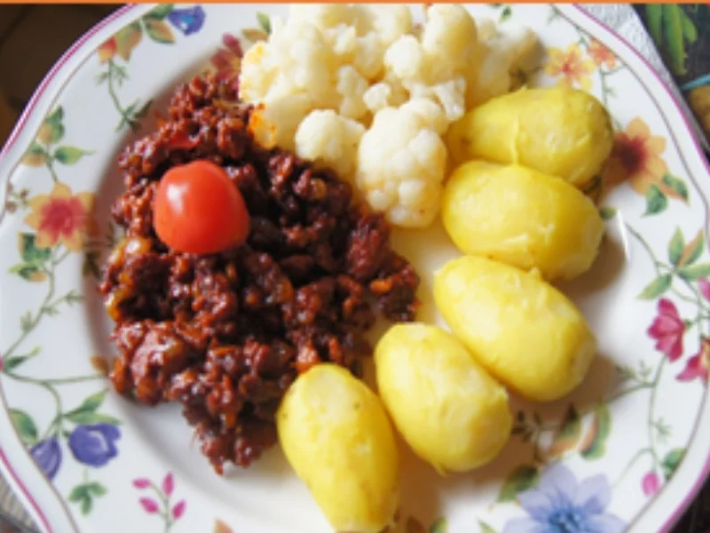 Rezept: Hackfleischpfanne mit Blumenkohl und Pellkartoffel-Drillingen Bild Nr. 2 Hackfleischpfanne mit Blumenkohl und Pellkartoffel-Drillingen - Rezept - Bild Nr. 2