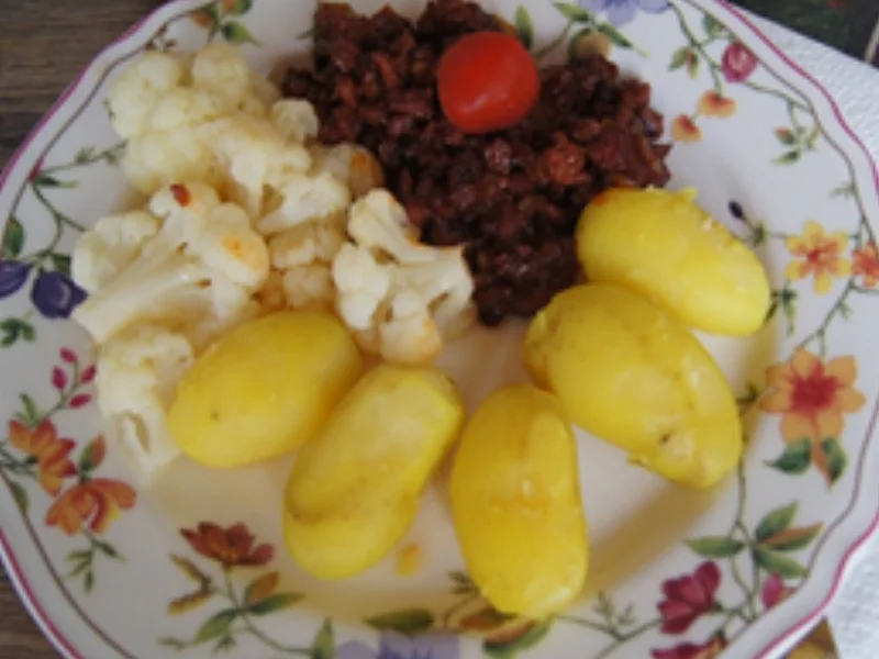 Rezept: Hackfleischpfanne mit Blumenkohl und Pellkartoffel-Drillingen Bild Nr. 10 Hackfleischpfanne mit Blumenkohl und Pellkartoffel-Drillingen - Rezept - Bild Nr. 10