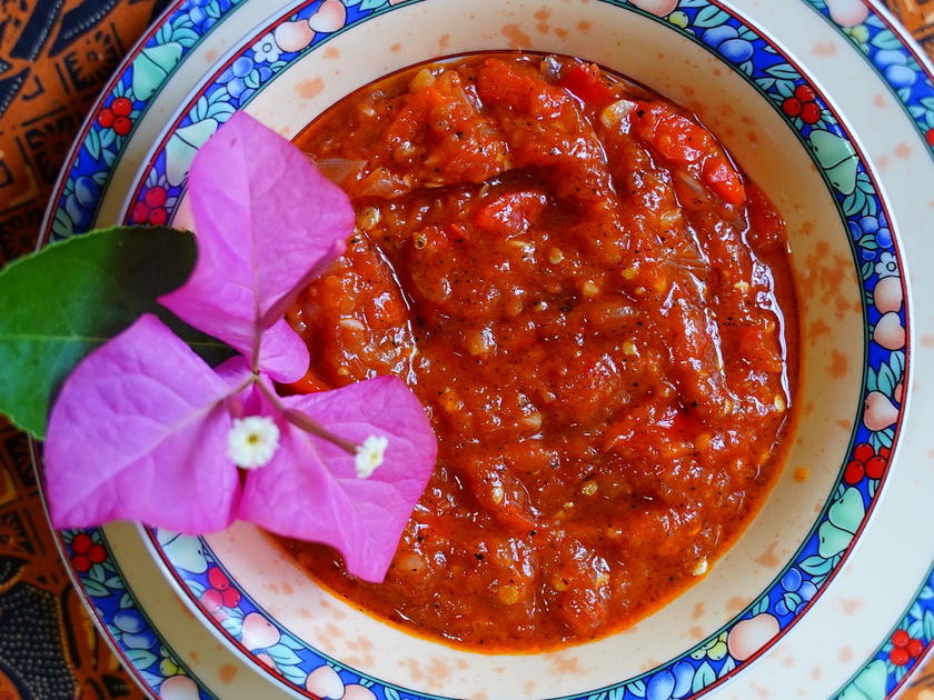 Würzige Tomaten-Chili-Sauce — Salsa pizzajola ai pepperoncini - Rezept ...