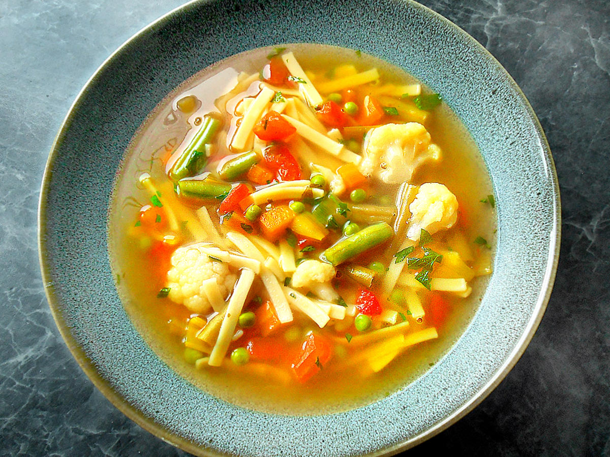 Rinder-Bouillon mit Gemüsen der Saison - Rezept - kochbar.de