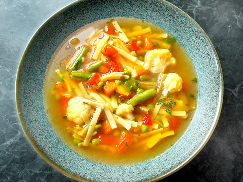 Rinder Bouillon mit Gemüsen der Saison - einfach - 206 kcal/100g