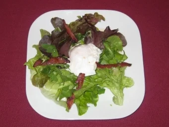 Wiesensalate mit pochiertem Ei und Speck - Rezept