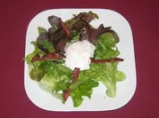 Wiesensalate mit pochiertem Ei und Speck - Rezept