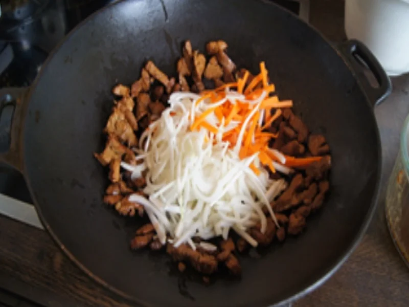 Mie-Nudeln mit Schweinefilet, Gemüse und Ei - Rezept - Bild Nr. 16143