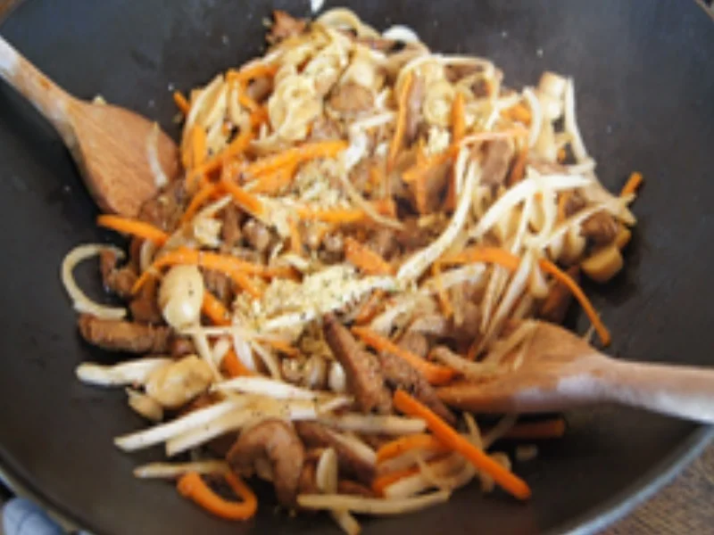 Mie-Nudeln mit Schweinefilet, Gemüse und Ei - Rezept - Bild Nr. 16146